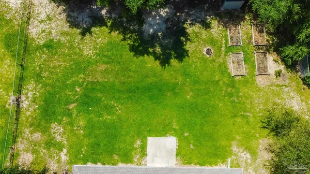 a view of a back yard