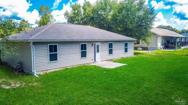 a view of house with a big yard