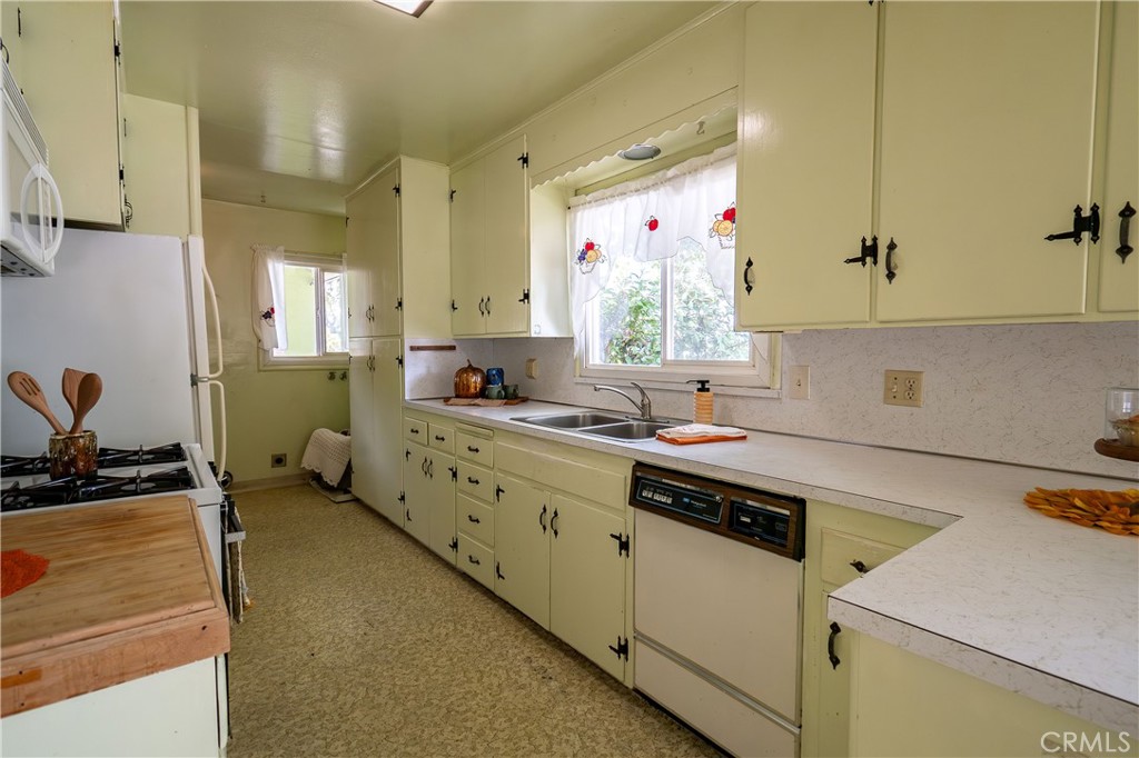 404 2nd Street Orland, CA 95963 - Photo 12 of 40 a kitchen that has a sink and a stove