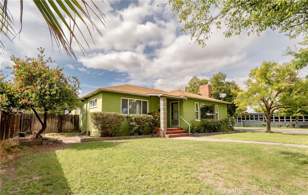 404 2nd Street Orland, CA 95963 - Photo 2 of 40 a front view of a house with garden