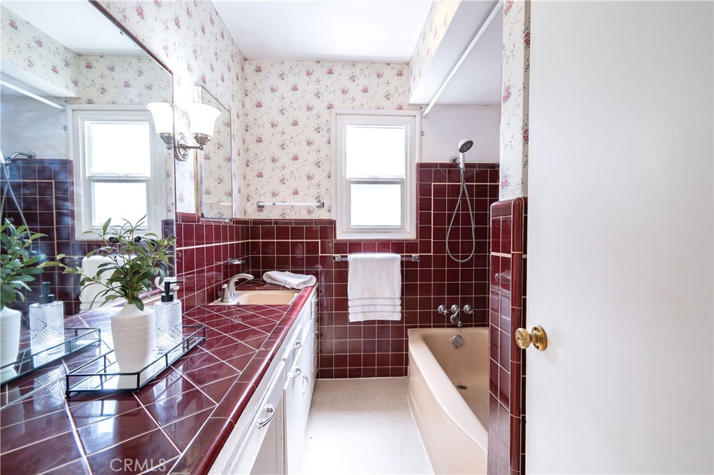 404 2nd Street Orland, CA 95963 - Photo 26 of 40 a bathroom with a bathtub and potted plant