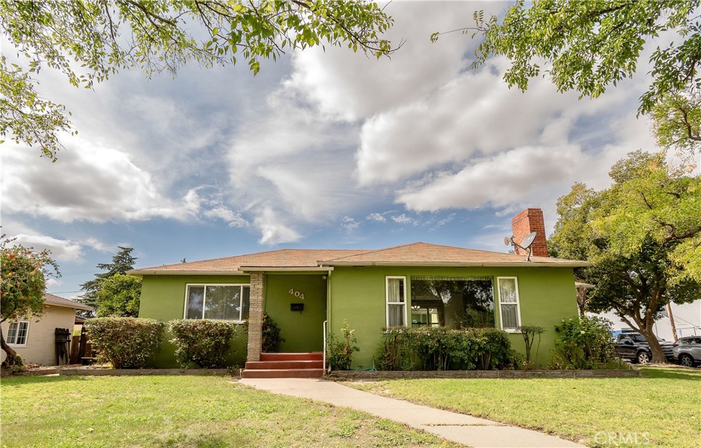 404 2nd Street Orland, CA 95963 - Photo 3 of 40 a front view of a house with garden