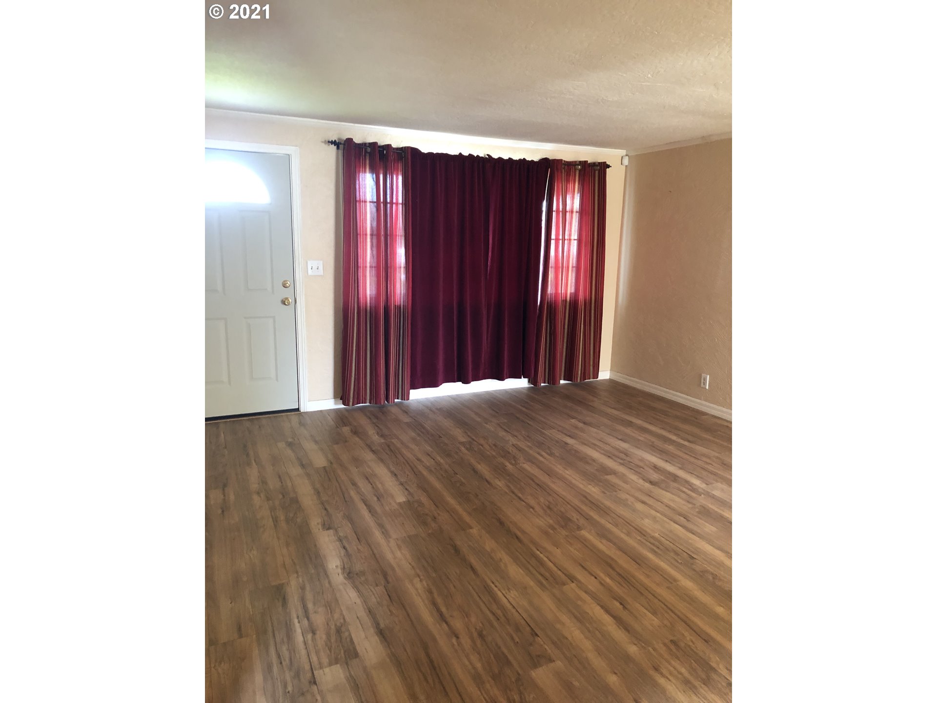 415 38th Street Springfield, OR 97478 - Photo 2 of 17 a view of a hallway with wooden floor and entryway