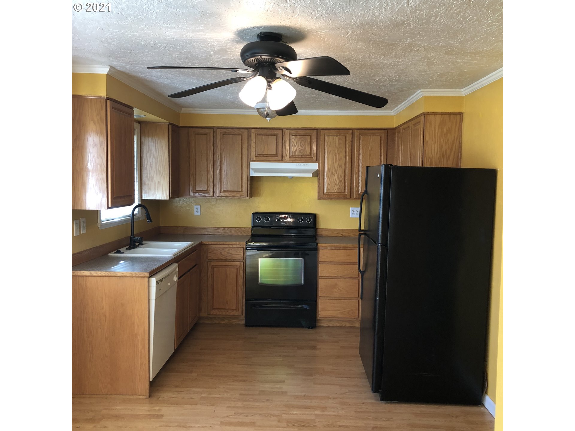 415 38th Street Springfield, OR 97478 - Photo 4 of 17 a kitchen with a stove a refrigerator and a cabinets