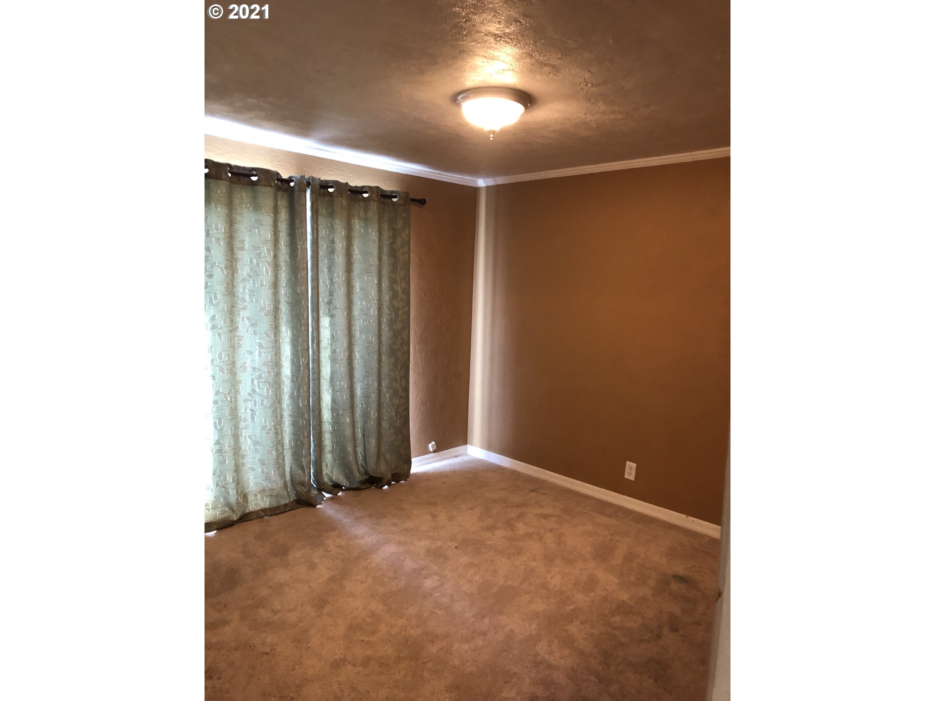415 38th Street Springfield, OR 97478 - Photo 6 of 17 a view of an empty room