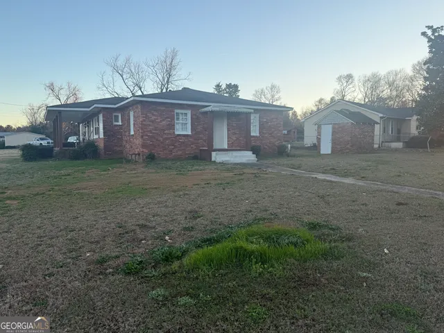a view of a house with a yard