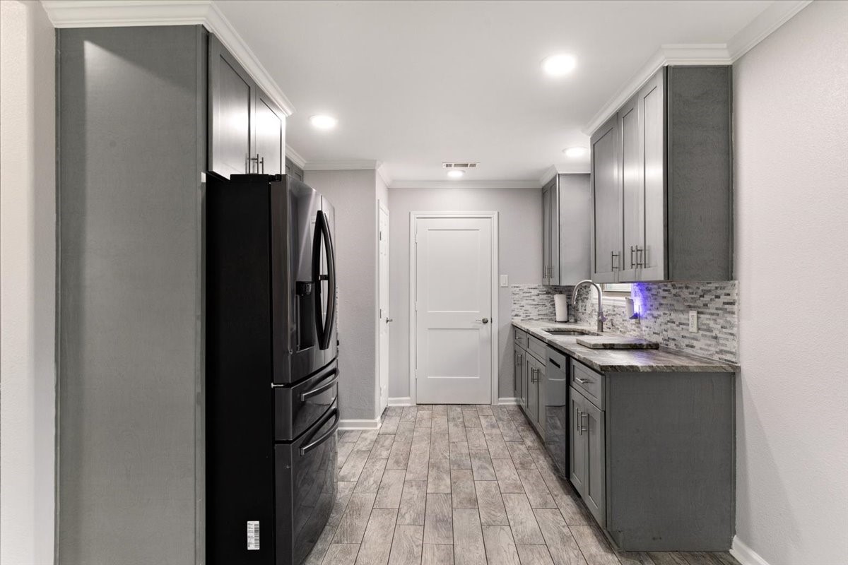 6123 Springhaven Drive Houston, TX 77396 - Photo 14 of 36 Beautifully styled galley kitchen
