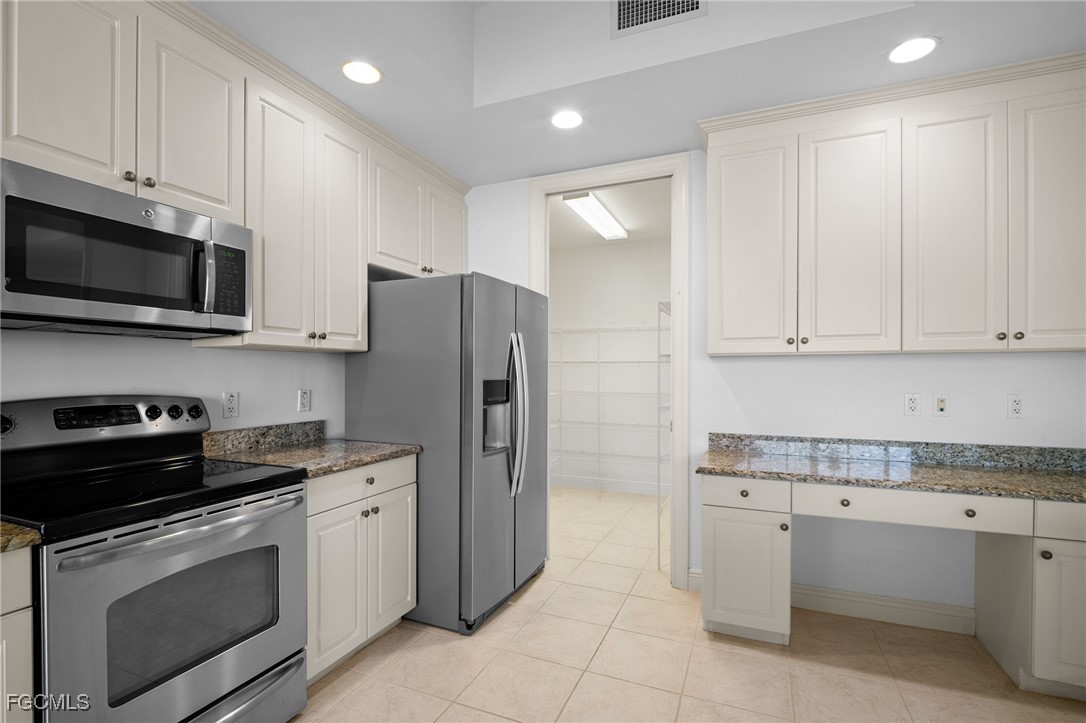 2090 West First Street, Unit F2806 Fort Myers, FL 33901 - Photo 21 of 34 a kitchen with a sink stove and refrigerator
