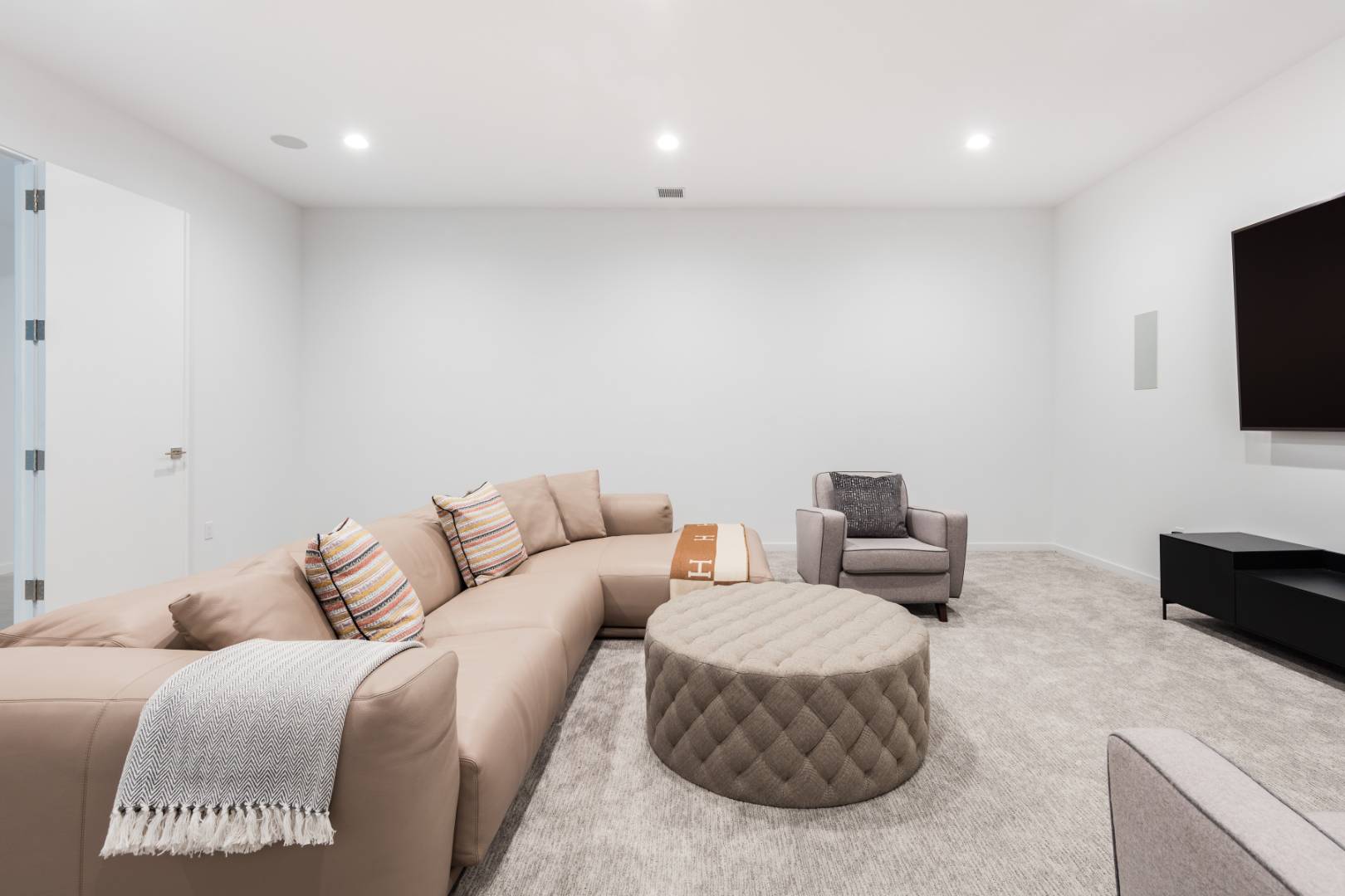 370 Pantigo Road East Hampton, NY 11937 - Photo 29 of 33 a living room with furniture and a flat screen tv