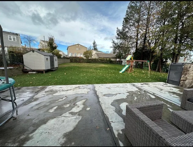 a view of a backyard