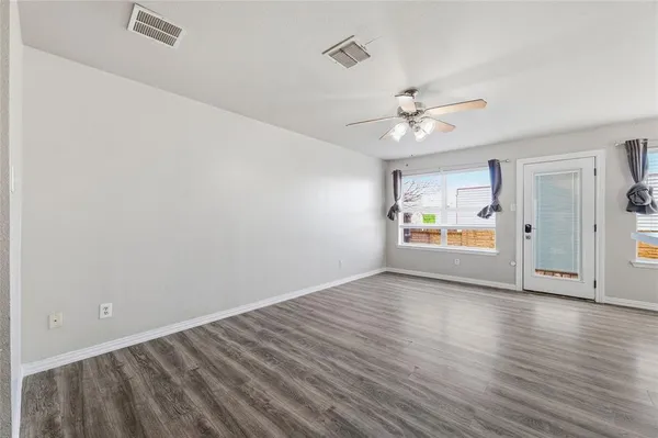 $2,000 | 2316 Kingsway Drive, Arlington, TX 76012