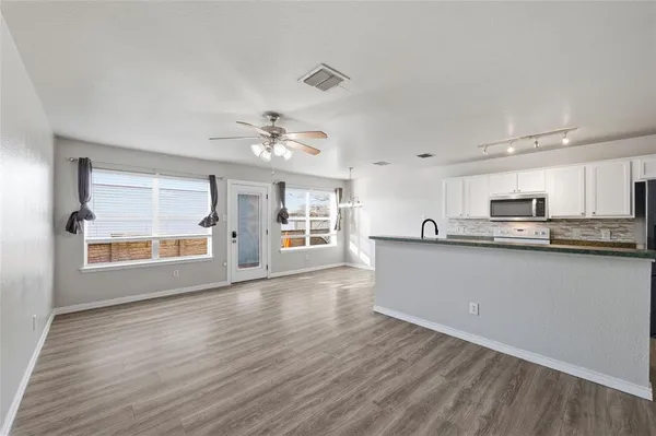 $2,000 | 2316 Kingsway Drive, Arlington, TX 76012