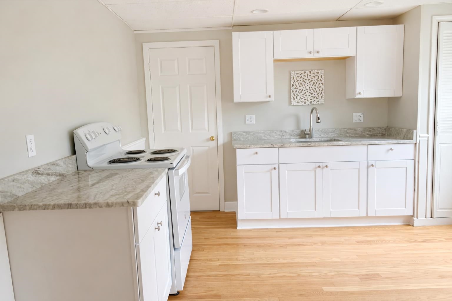 5 Griffin Street Derry, NH 03038 - Photo 3 of 17