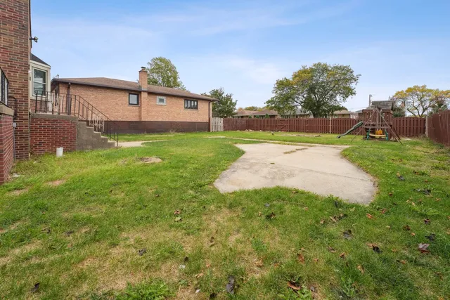 a view of a back yard of the house