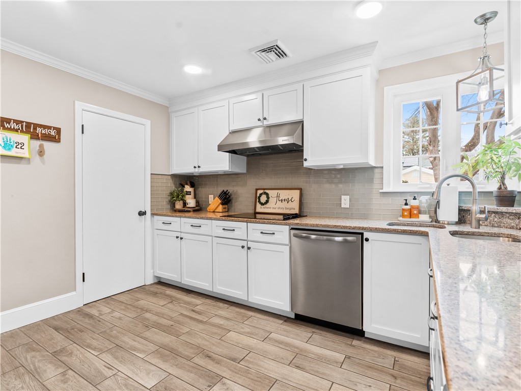 11 King Philip Road Pawtucket, RI 02861 - Photo 4 of 28 Gallery Image 4