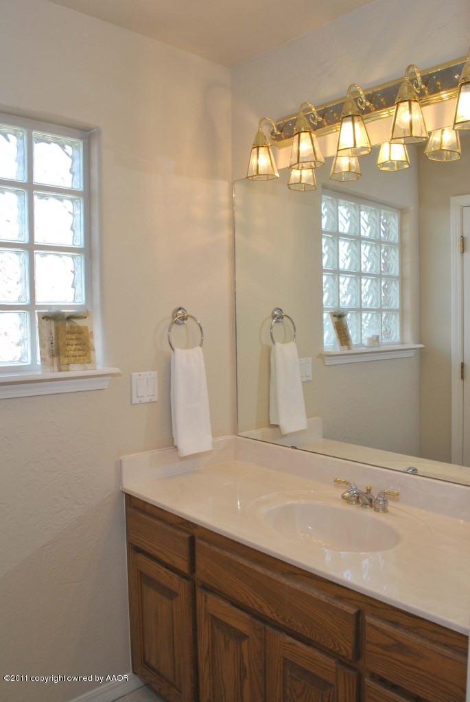 7904 Sheldon Road Amarillo, TX 79119 - Photo 17 of 19 Bathroom