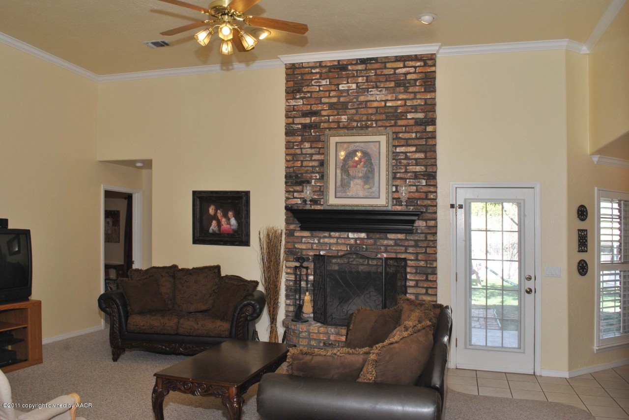 7904 Sheldon Road Amarillo, TX 79119 - Photo 4 of 19 LIving Room