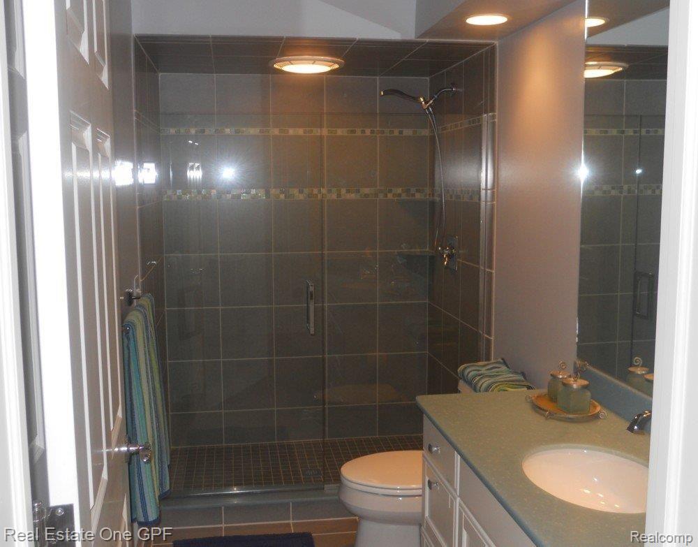 121 Lothrop Road Grosse Pointe, MI 48236 - Photo 13 of 16 18 271 Hall full bath