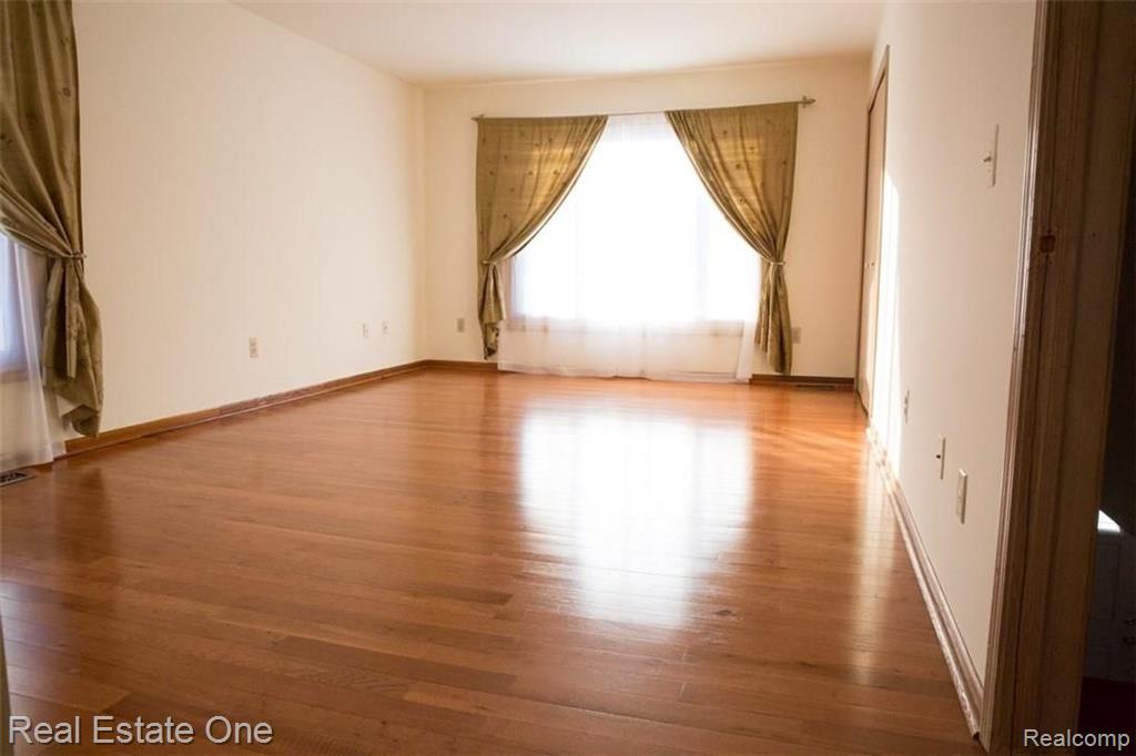 29800 Drake Road Farmington Hills, MI 48331 - Photo 27 of 44