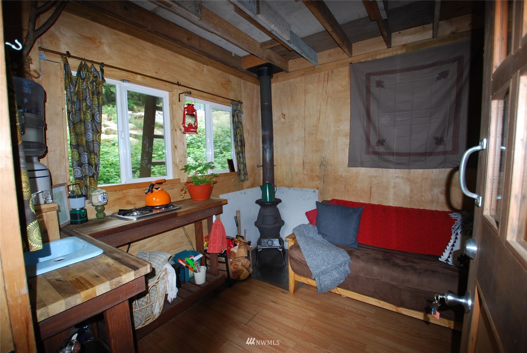 0 Wits End Road Gold Bar, WA 98251 - Photo 10 of 30 a room with furniture and a potted plant