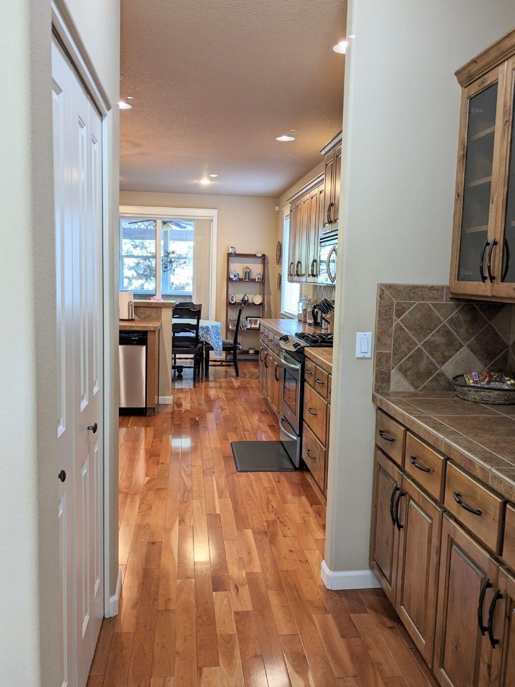 61276 Splendor Lane Bend, OR 97702 - Photo 12 of 40 Butler Pantry