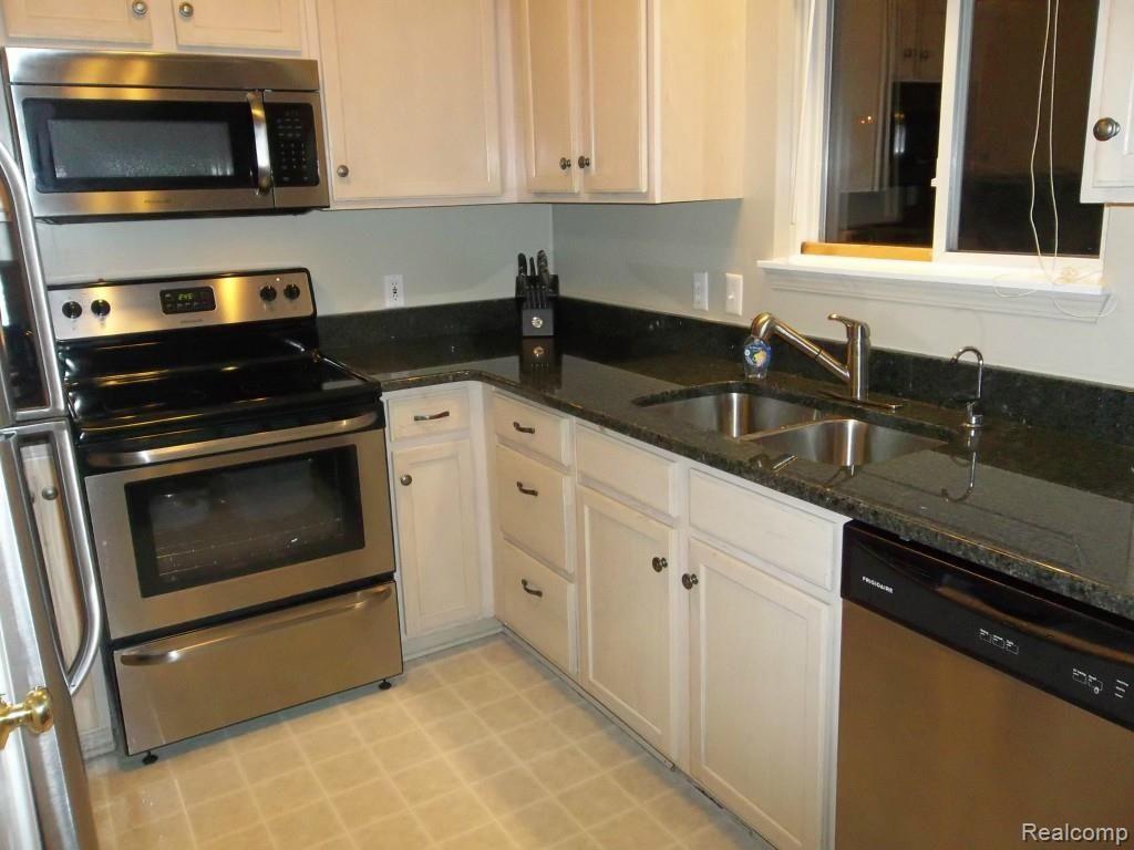 4941 Crooks Road, Unit 13 Royal Oak, MI 48073 - Photo 3 of 19 100_1124.jpg