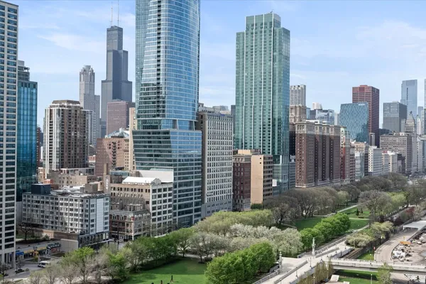 $1,050,000 | 1201 South Prairie Avenue, Unit 1703, Chicago, IL 60605