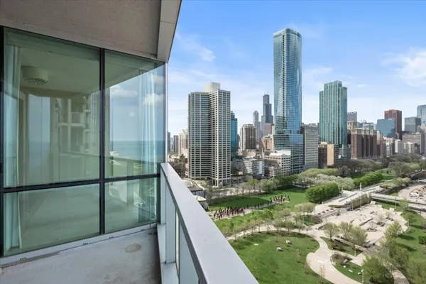 $1,050,000 | 1201 South Prairie Avenue, Unit 1703, Chicago, IL 60605
