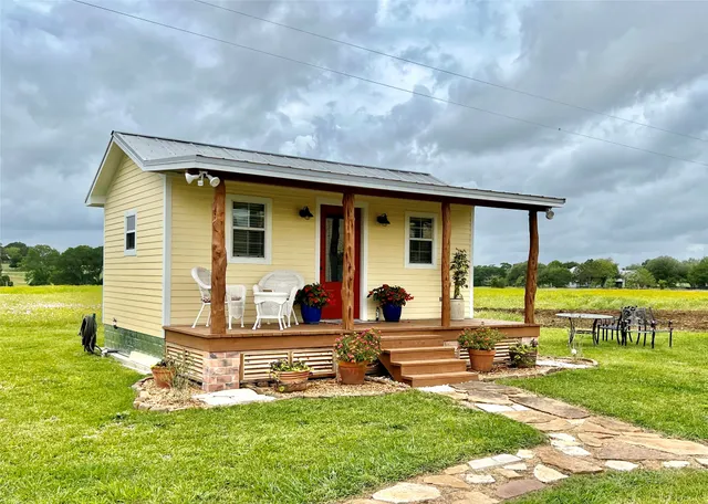 $700 | 6055 Trackside Road, Unit T, Chappell Hill, TX 77426