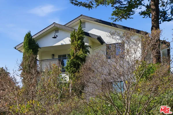 a view of a back yard of the house