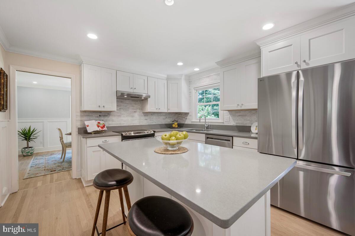 5410 Waneta Road Bethesda, MD 20816 - Photo 11 of 41 Quartz countertops