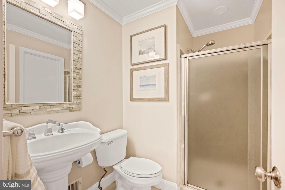 5410 Waneta Road Bethesda, MD 20816 - Photo 20 of 41 Main floor full bath w/shower