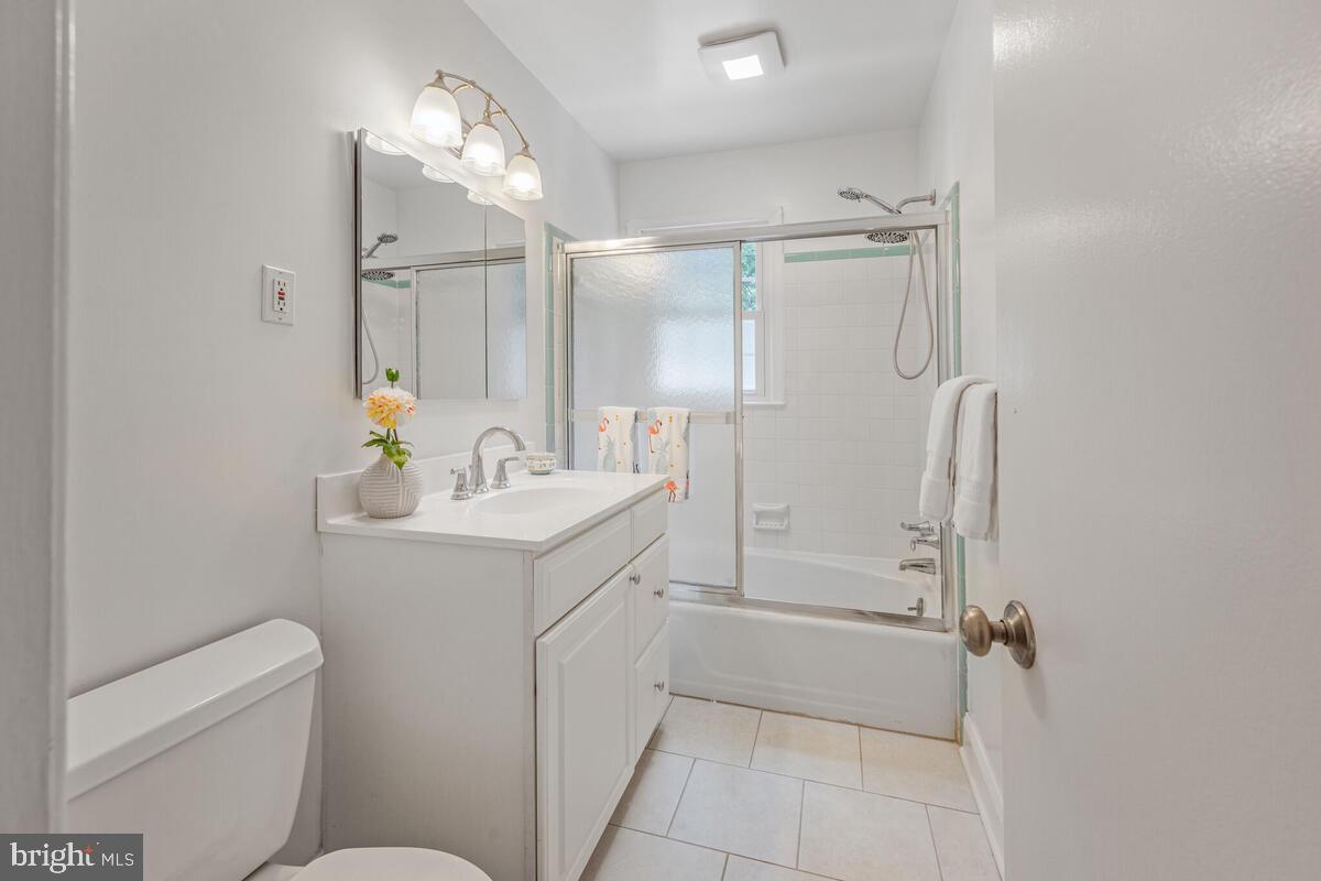5410 Waneta Road Bethesda, MD 20816 - Photo 29 of 41 2nd Level Hall bathroom