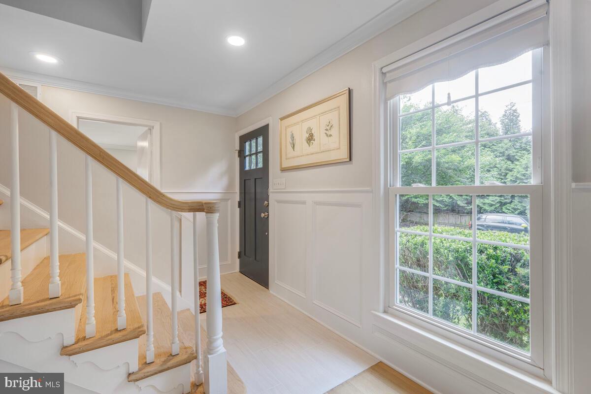 5410 Waneta Road Bethesda, MD 20816 - Photo 4 of 41 Inviting Foyer