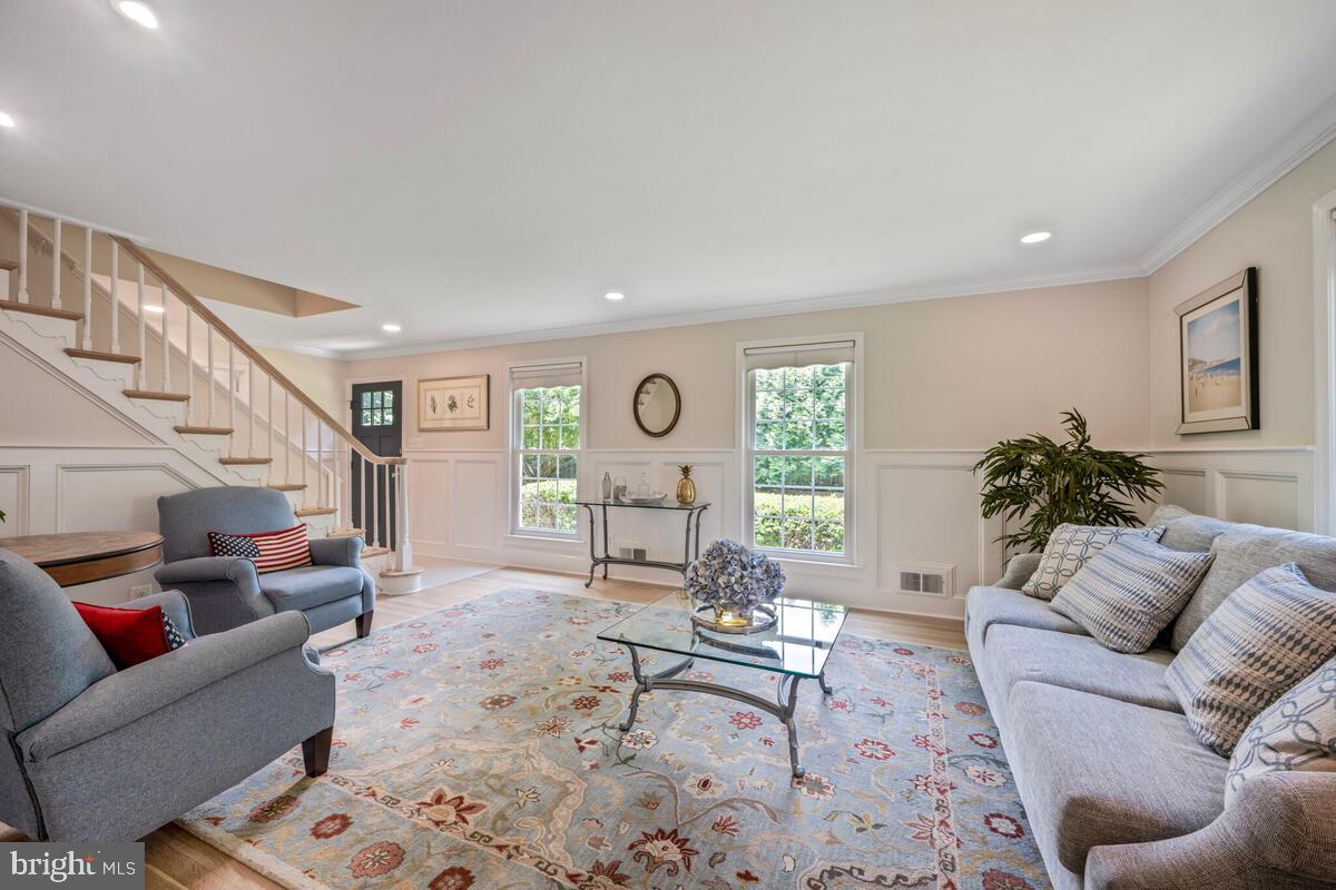 5410 Waneta Road Bethesda, MD 20816 - Photo 6 of 41 Exquisite Moldings