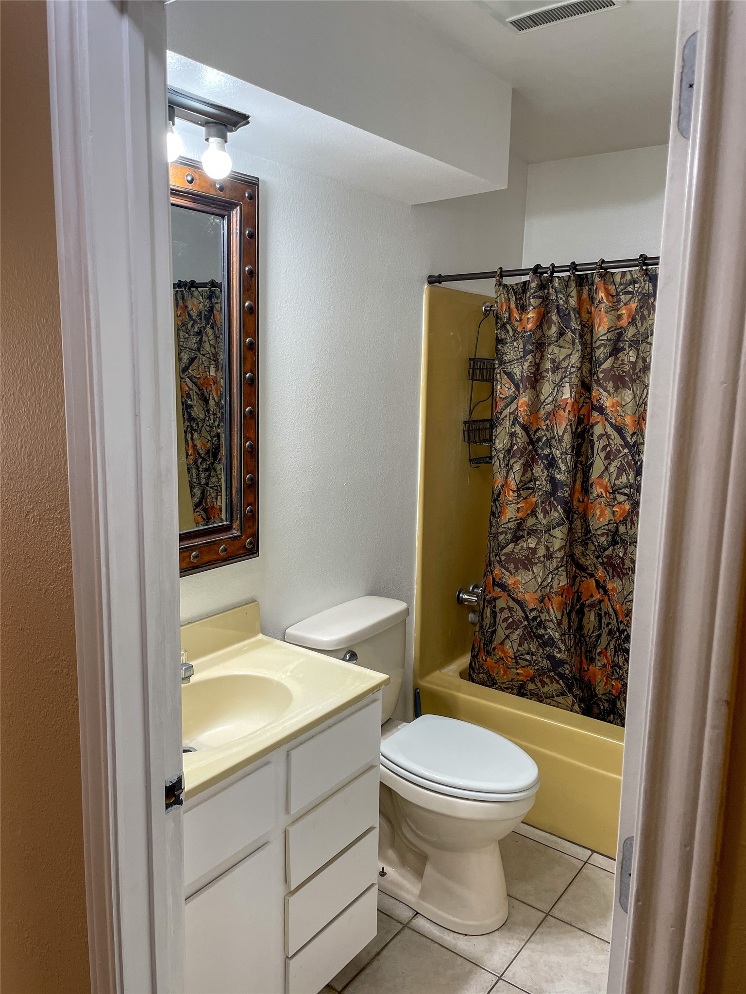 401 Anderson Road Cuero, TX 77954 - Photo 14 of 26 With tub/shower combo