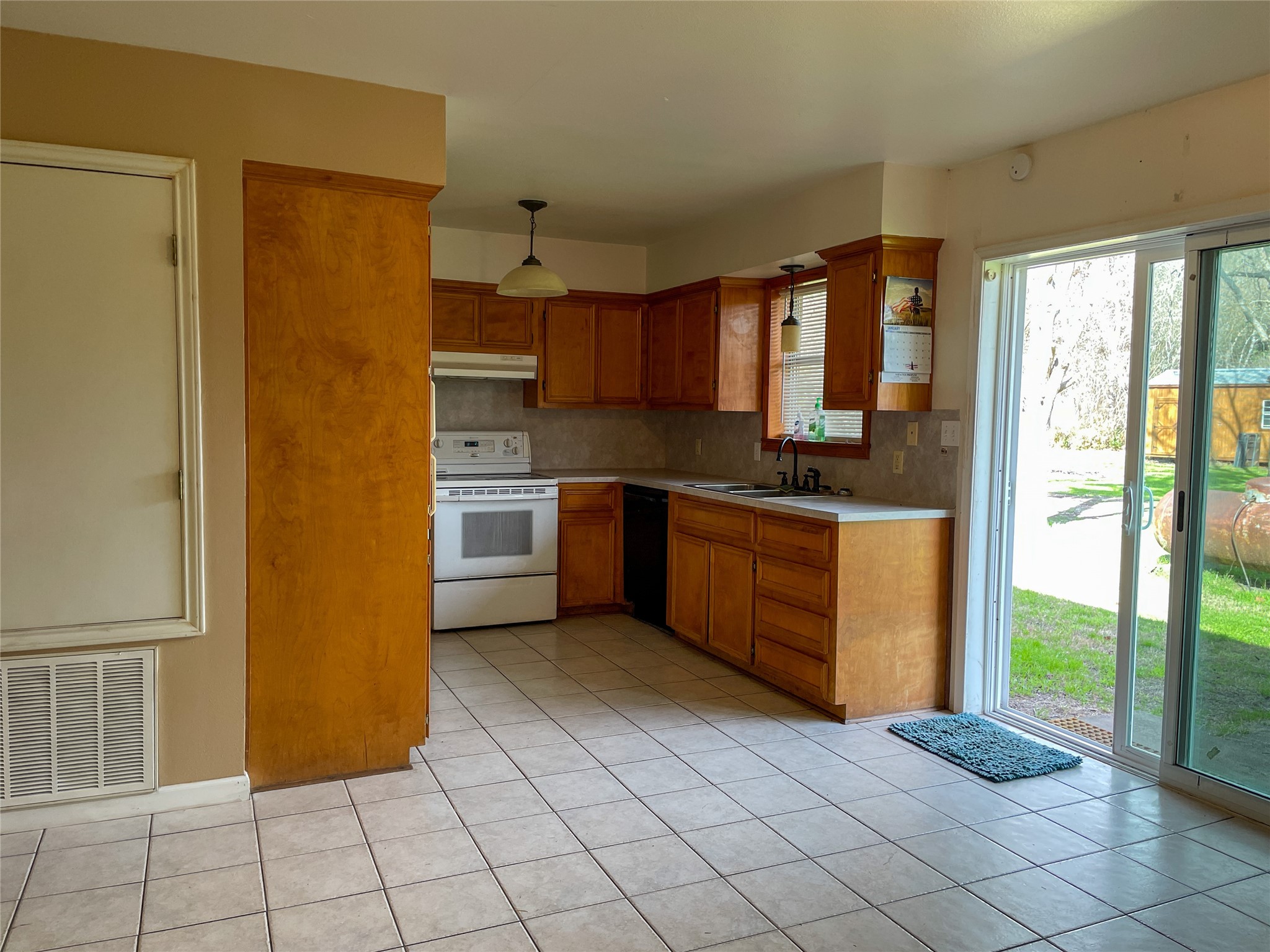 401 Anderson Road Cuero, TX 77954 - Photo 10 of 26 Generously sized kitchen with ample cabinet space