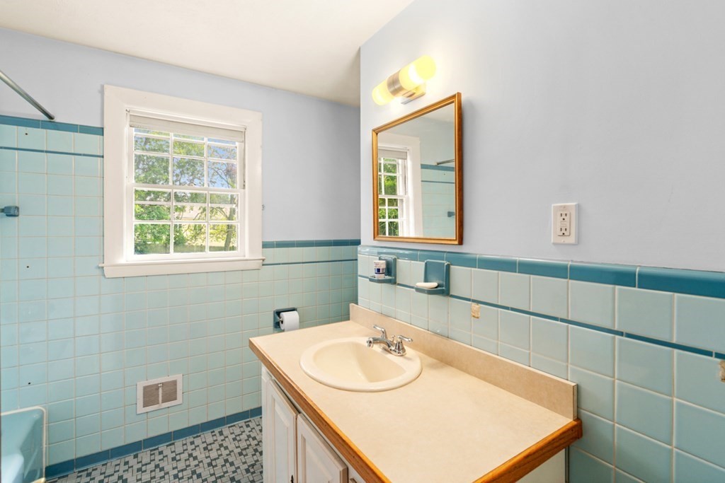 7 Colonial Road Beverly, MA 01915 - Photo 16 of 34