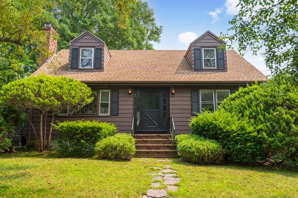 7 Colonial Road Beverly, MA 01915 - Photo 3 of 34