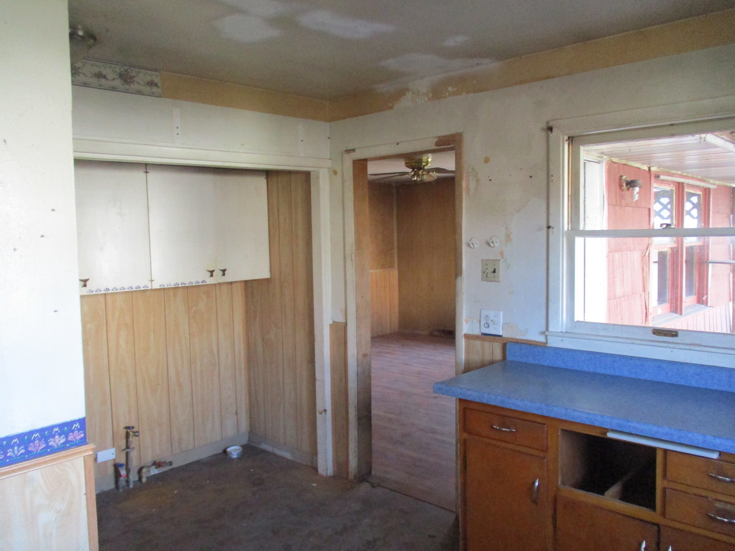 2810 186th Street Lansing, IL 60438 - Photo 14 of 14 an empty room with windows and cabinet