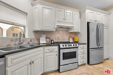 $1,049,000 | 10364 Almayo Avenue, Unit 305, Los Angeles, CA 90064