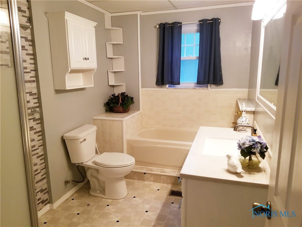 5502 Rudyard Road Sylvania, OH 43560 - Photo 18 of 34 UPDATED FULL BATH