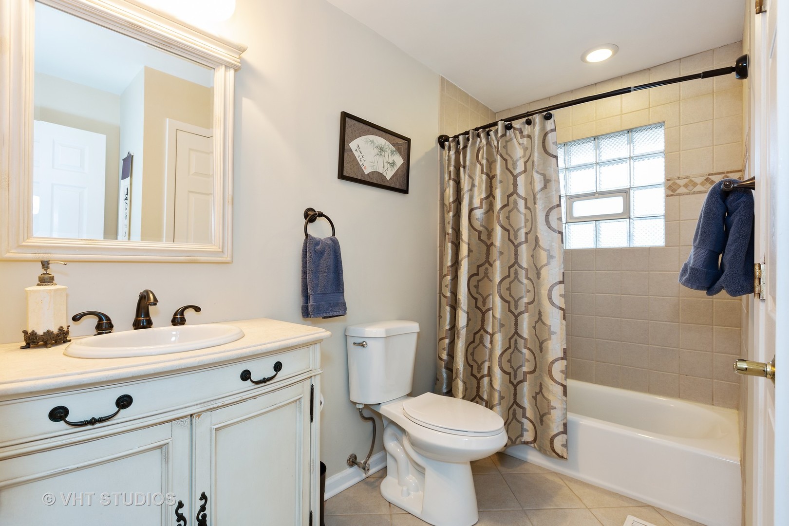 314 Highland Road Willowbrook, IL 60527 - Photo 11 of 15 a bathroom with a sink a toilet and a bathtub