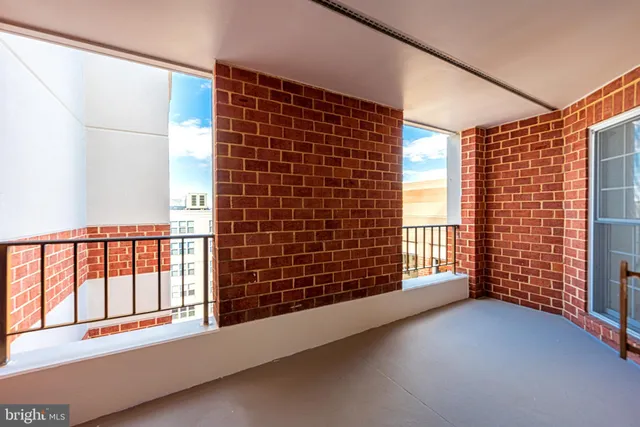 a view of livingroom with furniture