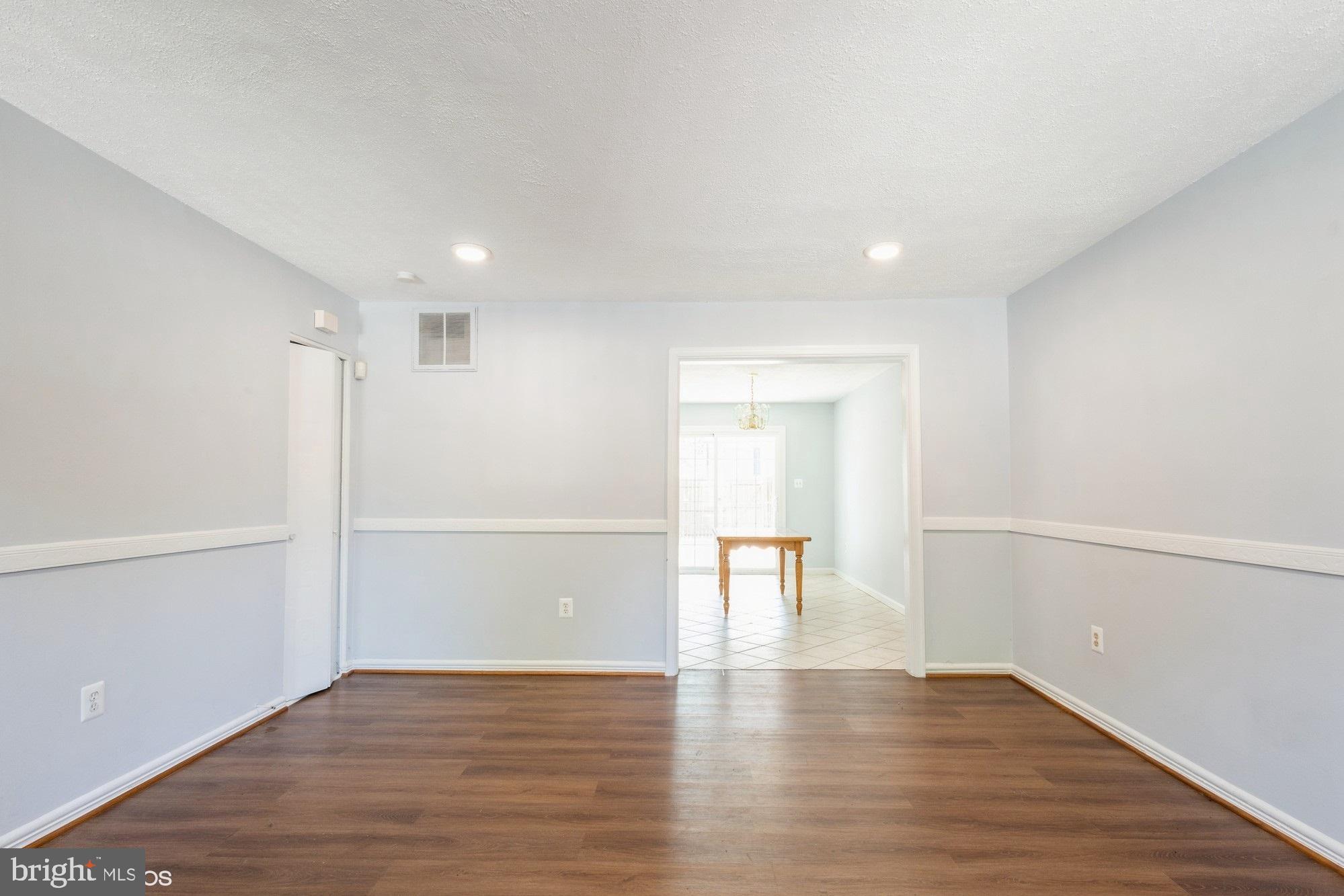 9249 Hood Road Manassas, VA 20110 - Photo 6 of 32 Living Room