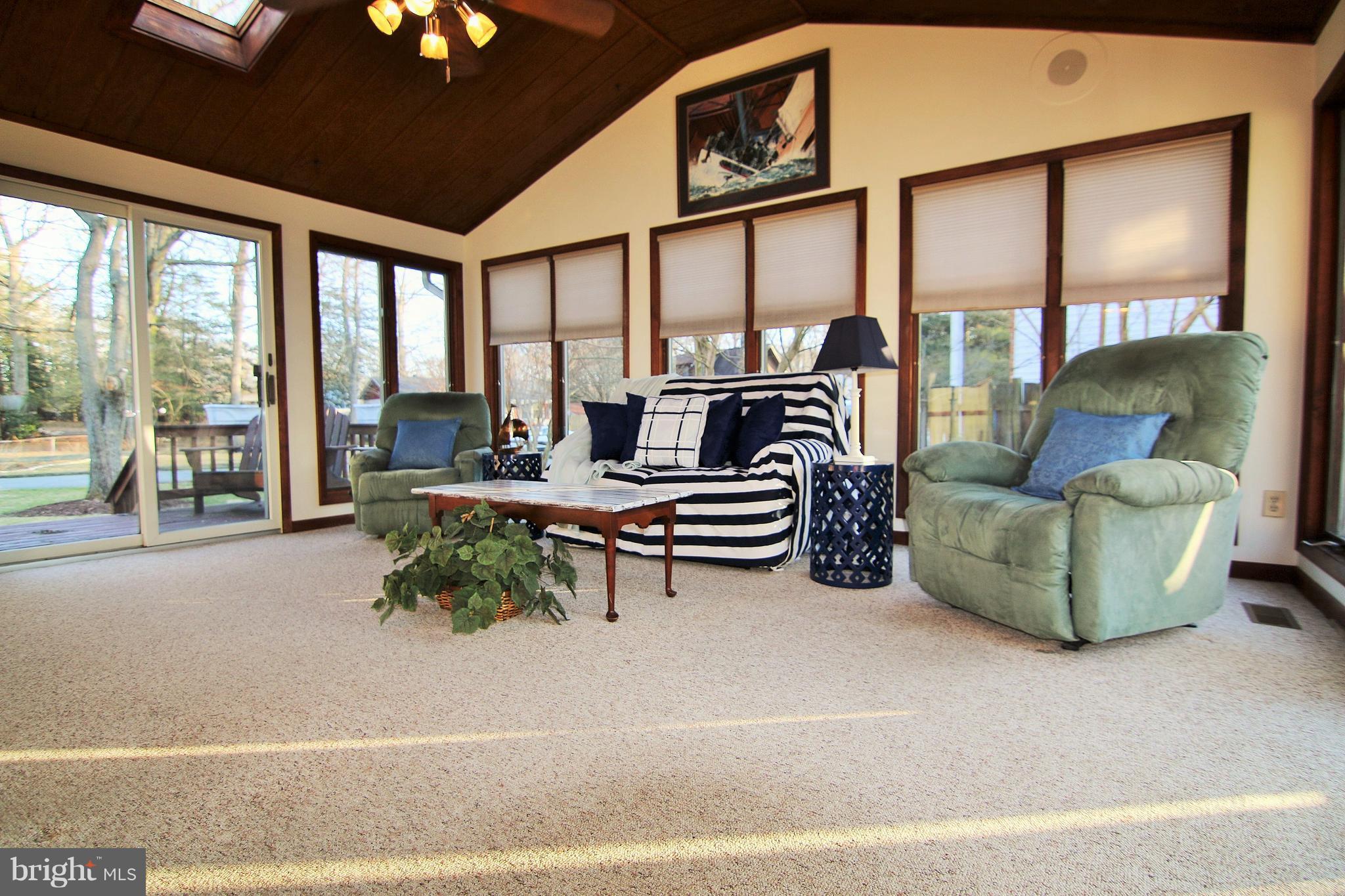 302 Edgemere Drive Annapolis, MD 21403 - Photo 16 of 27 Living Room