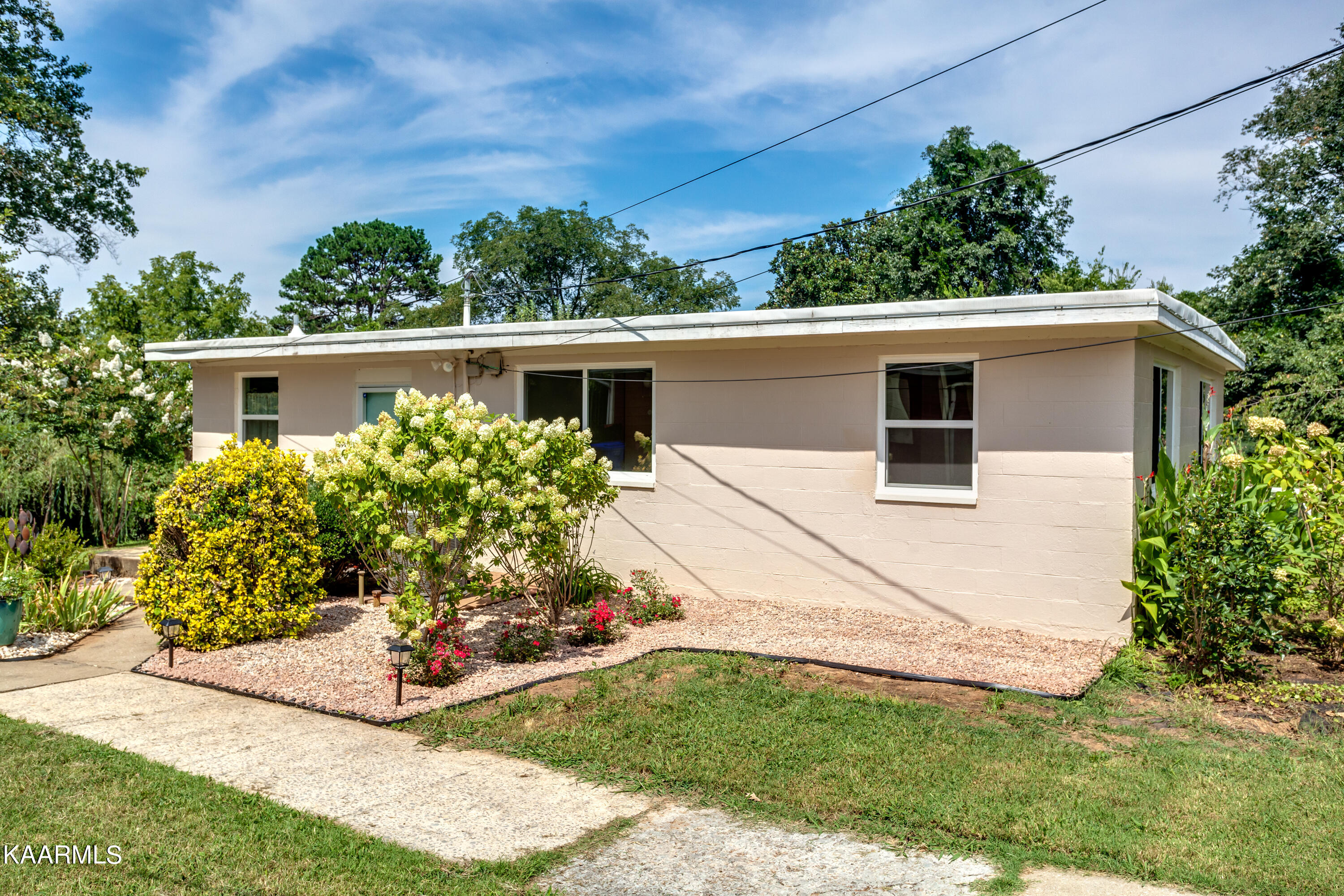 108 Niagara Lane Oak Ridge, TN 37830 - Photo 4 of 34 026220902-3-108NiagaraLnOakRidgeTN-SMALL