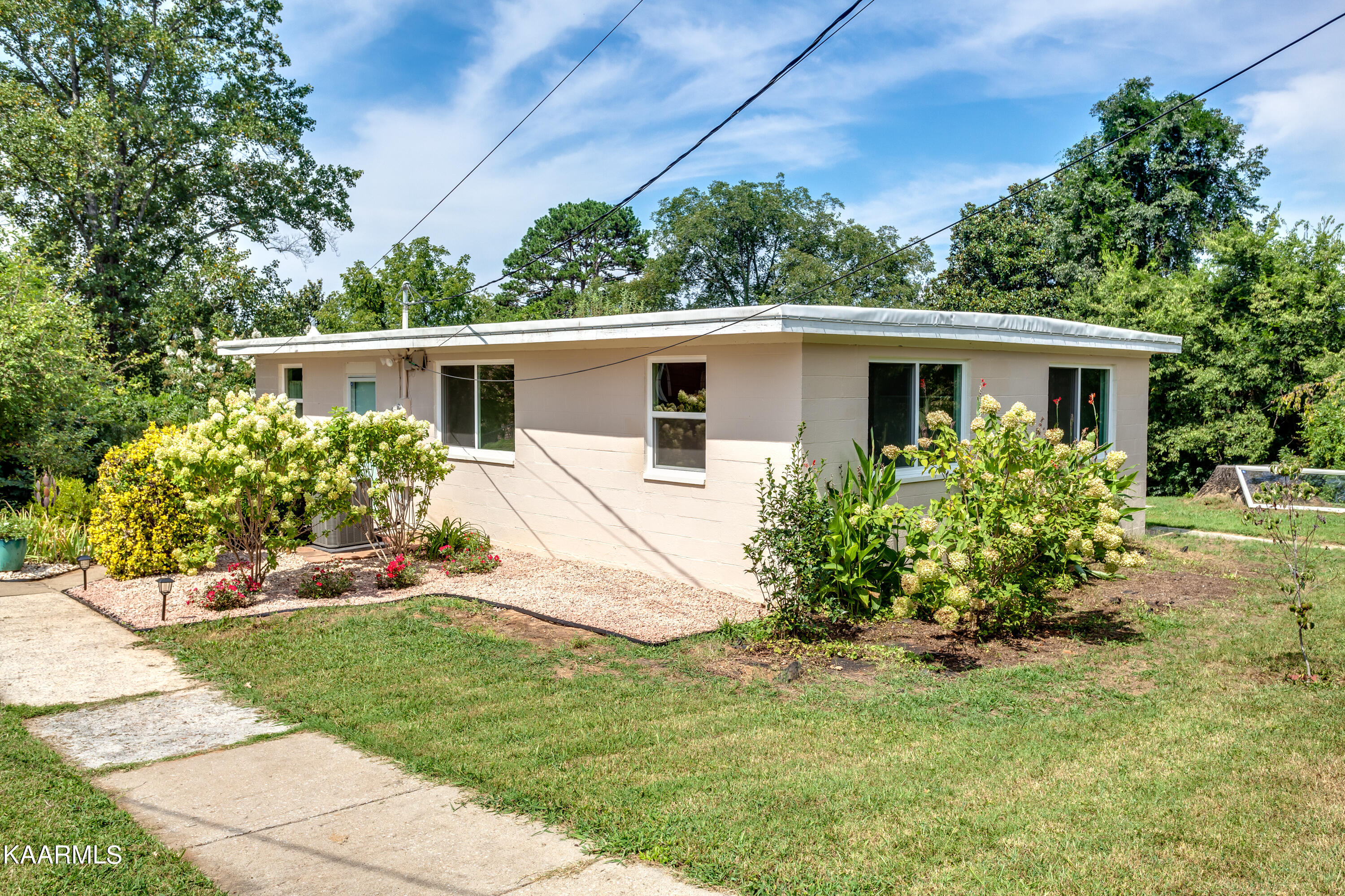 108 Niagara Lane Oak Ridge, TN 37830 - Photo 5 of 34 025220902-3-108NiagaraLnOakRidgeTN-SMALL
