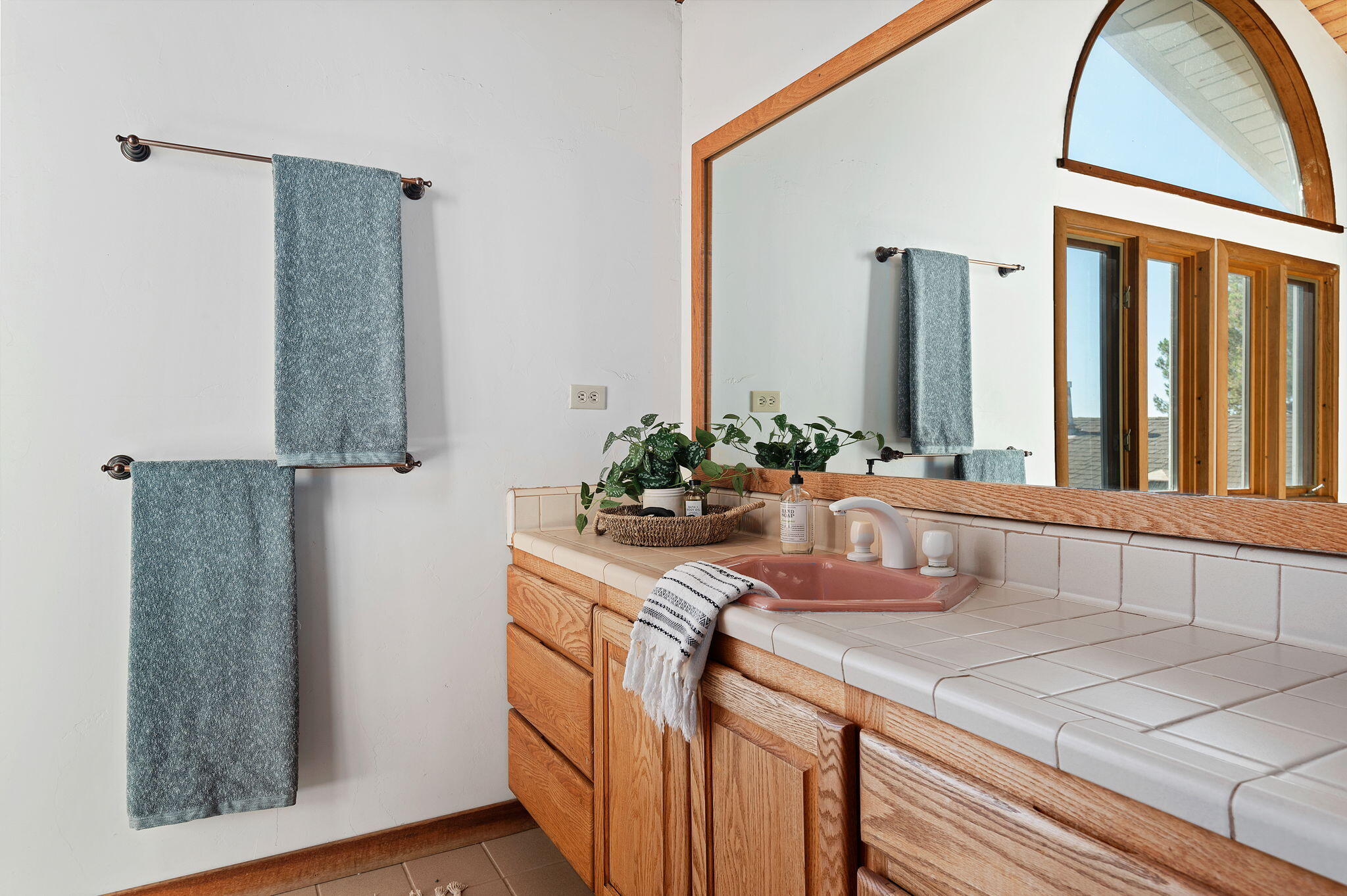 909 Cheltenham Road Santa Barbara, CA 93105 - Photo 18 of 33 Primary Bathroom