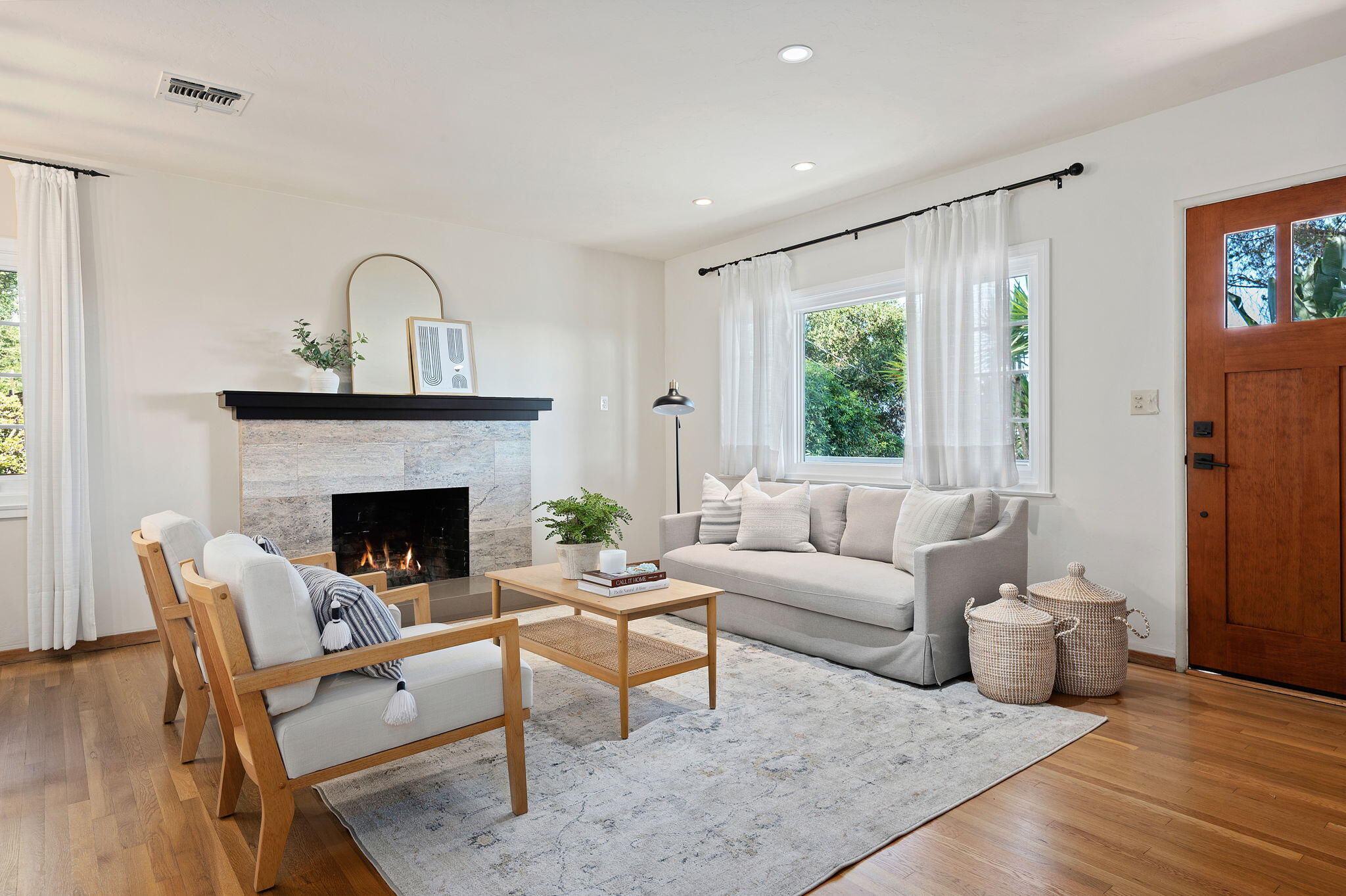 909 Cheltenham Road Santa Barbara, CA 93105 - Photo 4 of 33 Living Room